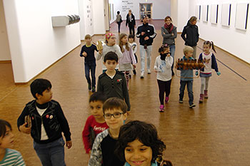 Blick ins POP LAB des Museum Ludwig Köln mit Klangkoffern, Instrumenten und dem Dom im Hintergrund